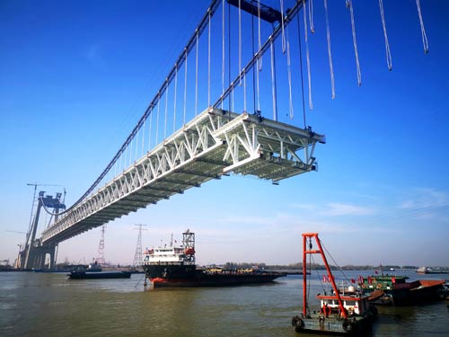 我国第一座公铁两用悬索桥——五峰山长江大桥中跨钢梁第二阶段架设